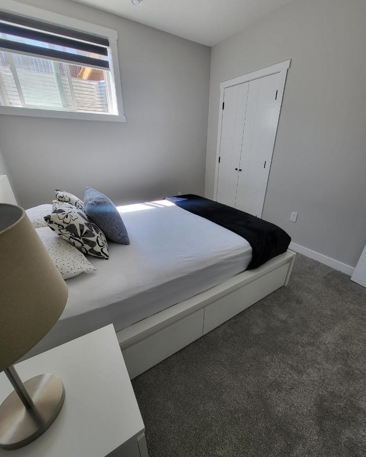 Luxury Suite In Calgary Nw Zewnętrze zdjęcie