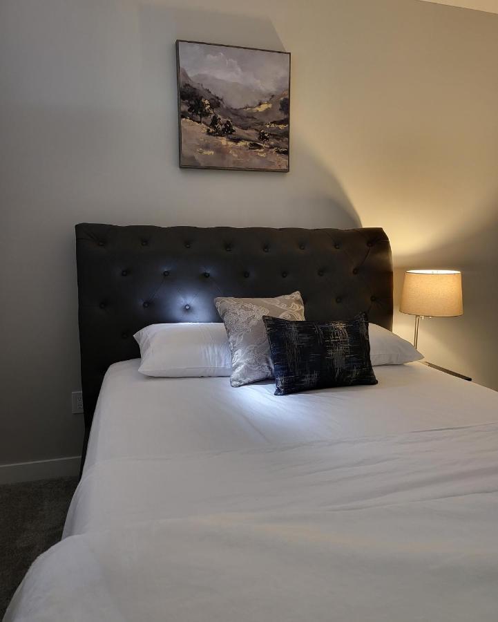 Luxury Suite In Calgary Nw Zewnętrze zdjęcie