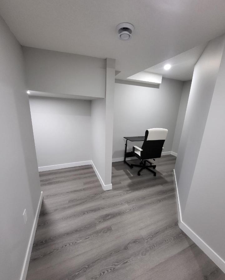 Luxury Suite In Calgary Nw Zewnętrze zdjęcie