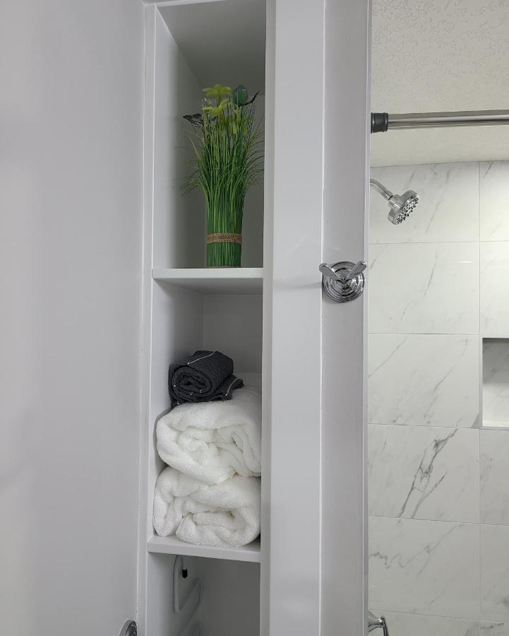 Luxury Suite In Calgary Nw Zewnętrze zdjęcie