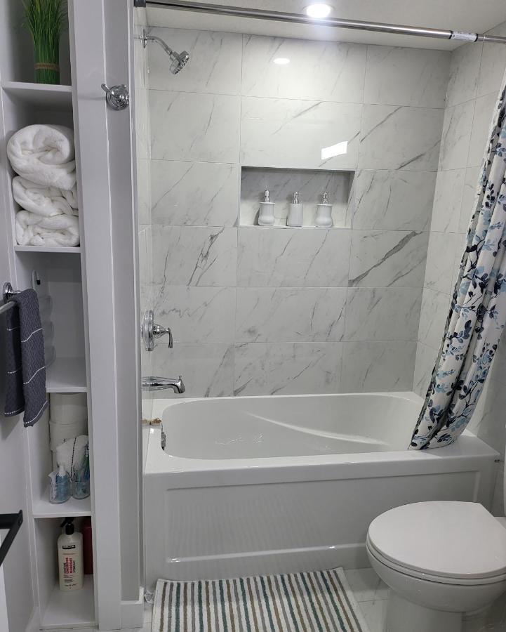 Luxury Suite In Calgary Nw Zewnętrze zdjęcie