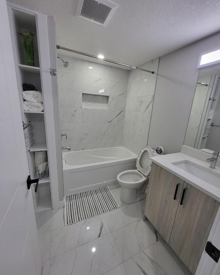 Luxury Suite In Calgary Nw Zewnętrze zdjęcie