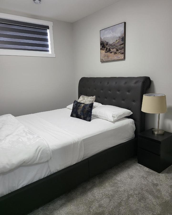 Luxury Suite In Calgary Nw Zewnętrze zdjęcie