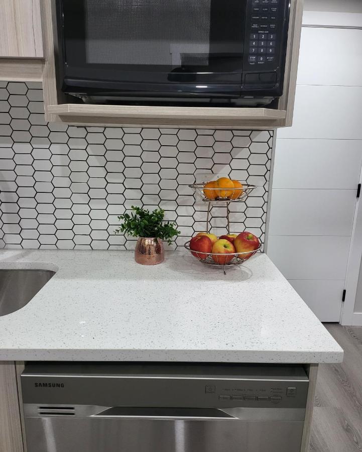 Luxury Suite In Calgary Nw Zewnętrze zdjęcie