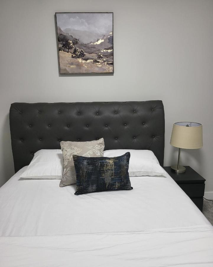 Luxury Suite In Calgary Nw Zewnętrze zdjęcie